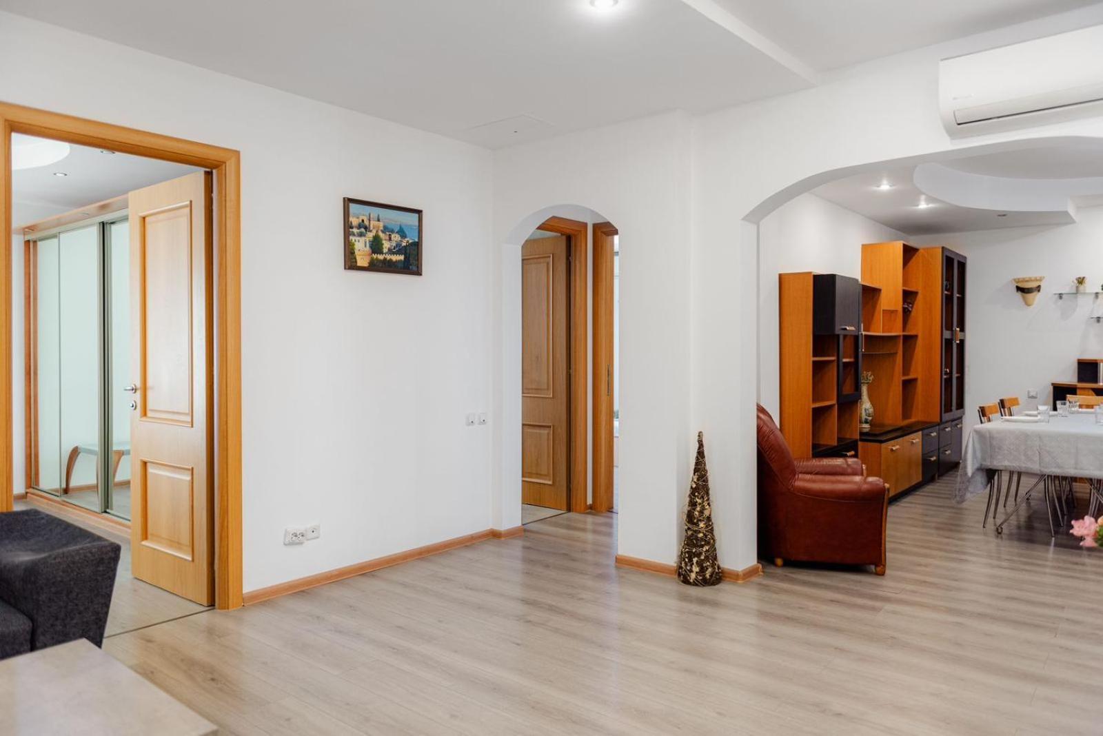 Heart Of Downtown 3 Rooms Apartment Self Check In بوخارست المظهر الخارجي الصورة